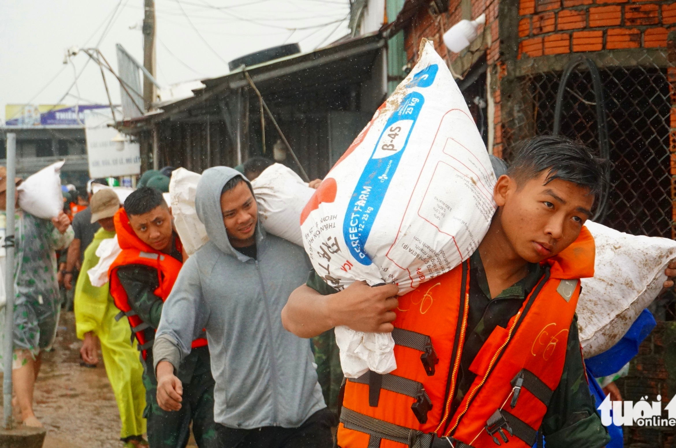 岘港海口恐怖滑坡近景:民众和部队正忙着‘修补’堤岸